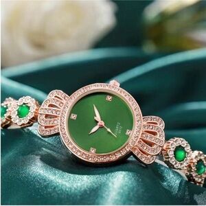 Women’s Green Rhinestone Crown Quartz Fashion Watch Bracelet Analog Wrist Watch